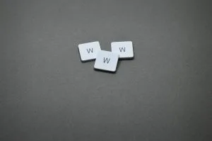 Tre klosser med bokstaven W